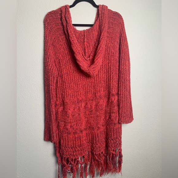 Free People Women Size Medium Santa Rosa‎ Red Hooded Fringe Hem Crochet Sweater - Picture 6 of 7